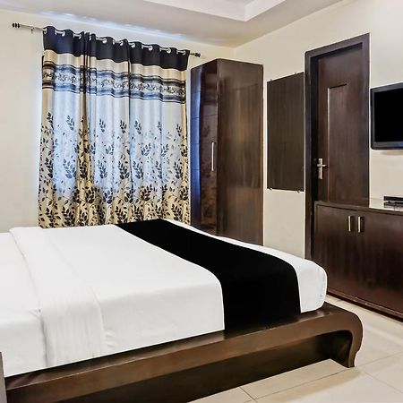 Capital O Hotel Jeyan Inn Near Gurudwara Shri Bangla Sahib Делі Екстер'єр фото