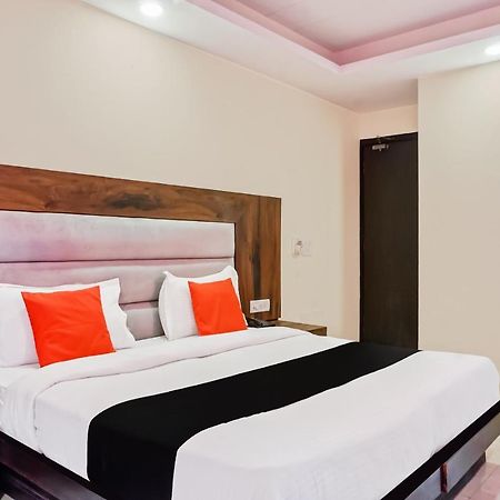 Capital O Hotel Jeyan Inn Near Gurudwara Shri Bangla Sahib Делі Екстер'єр фото