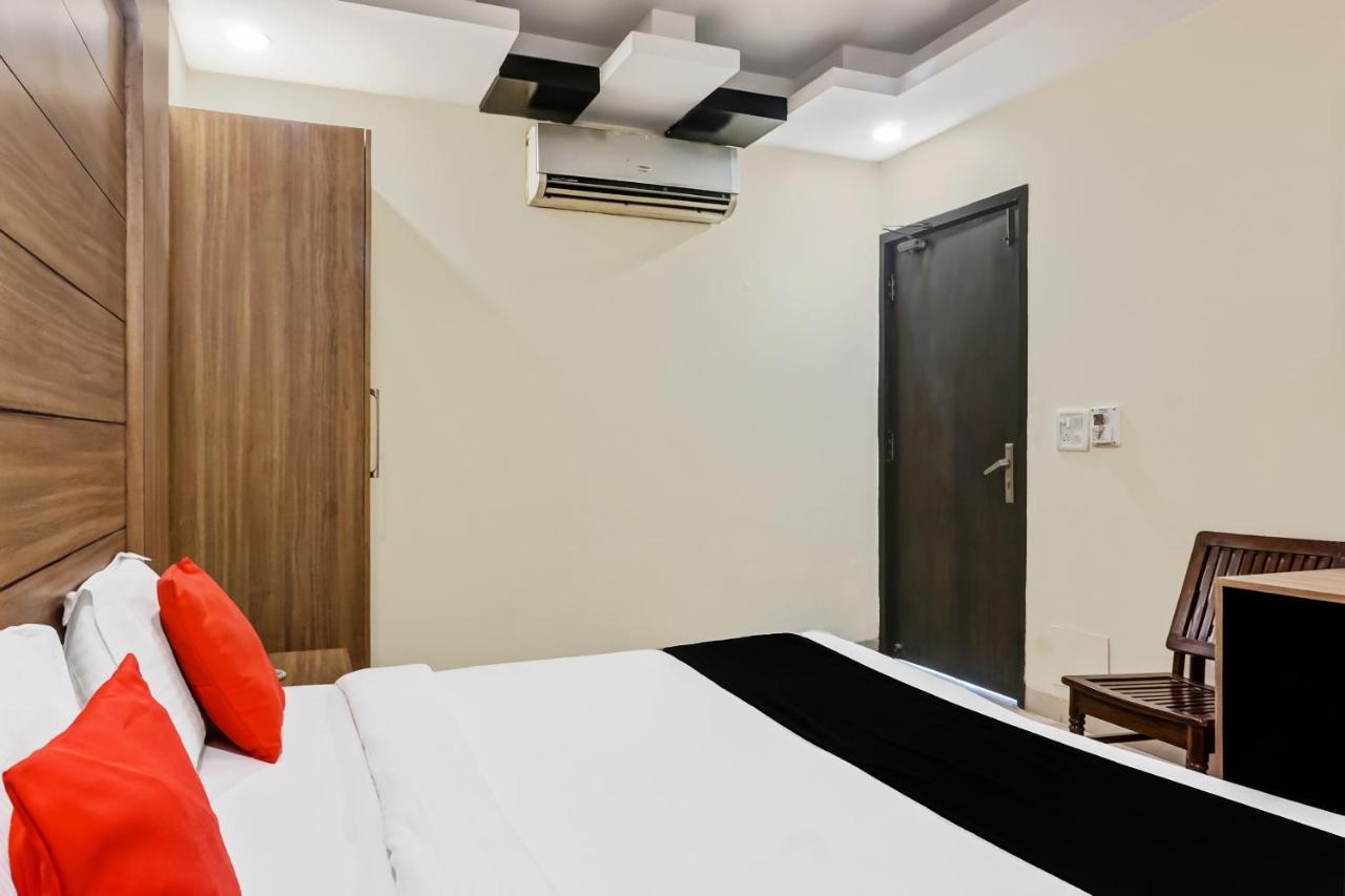 Capital O Hotel Jeyan Inn Near Gurudwara Shri Bangla Sahib Делі Екстер'єр фото