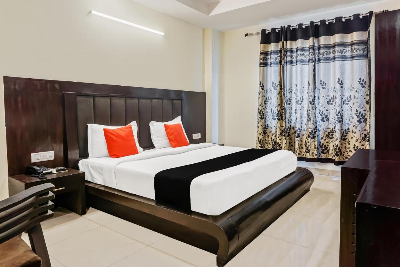 Capital O Hotel Jeyan Inn Near Gurudwara Shri Bangla Sahib Делі Екстер'єр фото
