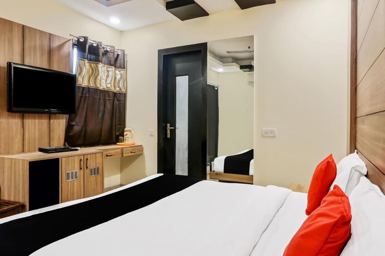 Capital O Hotel Jeyan Inn Near Gurudwara Shri Bangla Sahib Делі Екстер'єр фото