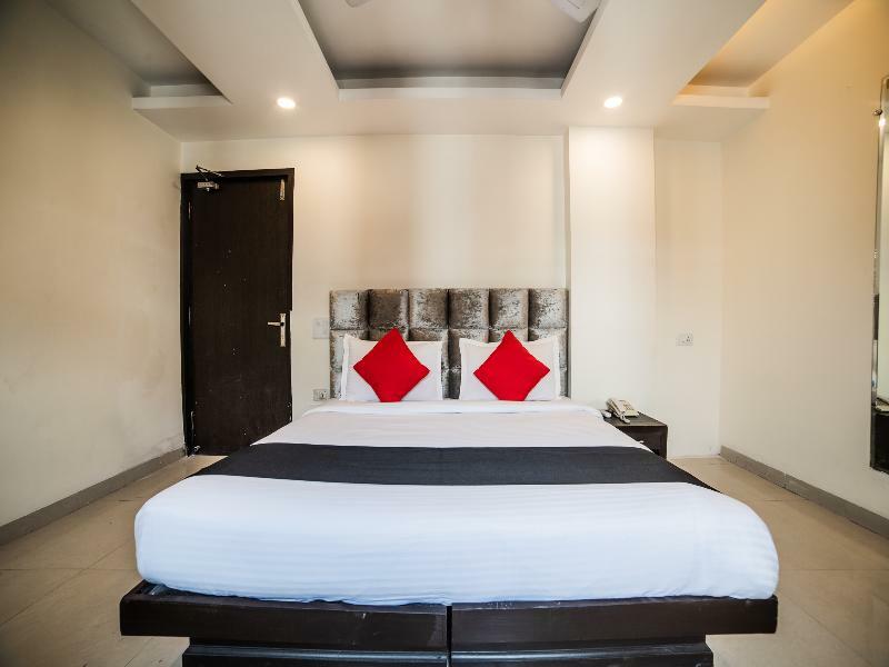 Capital O Hotel Jeyan Inn Near Gurudwara Shri Bangla Sahib Делі Екстер'єр фото