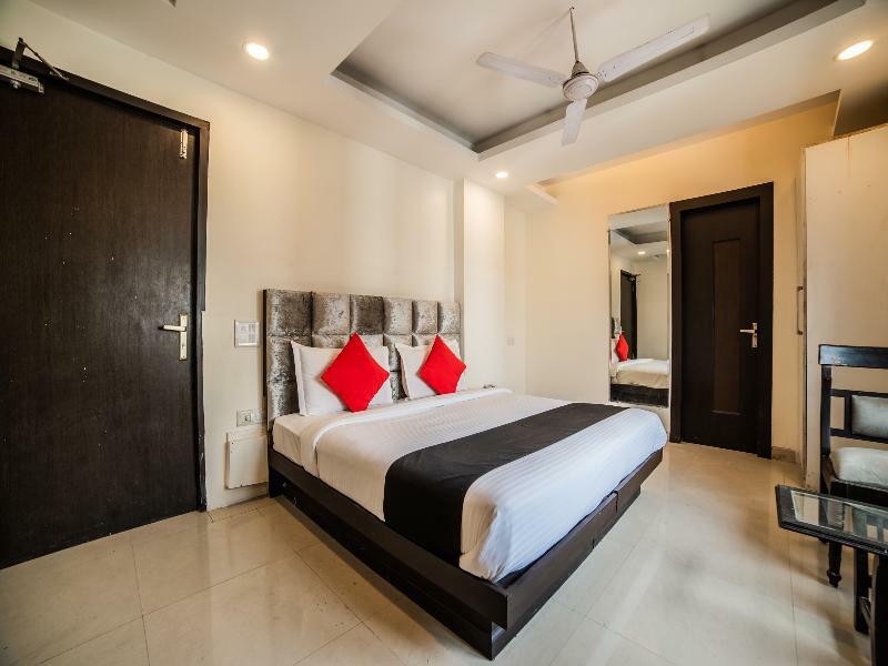 Capital O Hotel Jeyan Inn Near Gurudwara Shri Bangla Sahib Делі Екстер'єр фото