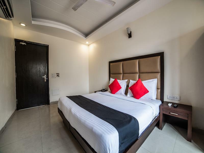 Capital O Hotel Jeyan Inn Near Gurudwara Shri Bangla Sahib Делі Екстер'єр фото
